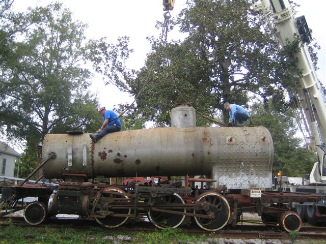  Men attaching the cables and shackles to the boiler top.