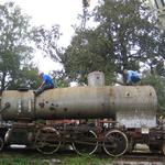  Men attaching the cables and shackles to the boiler top.