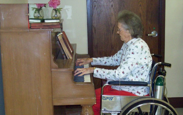 Selma Upton playing "I'll Fly Away"