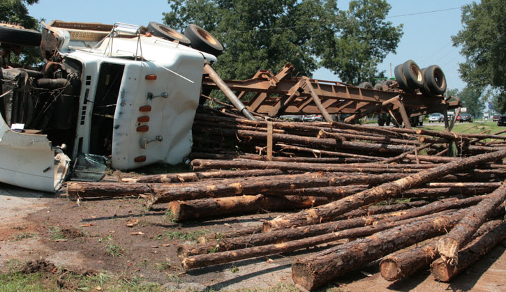 Logs-Truck-Wreck-015.jpg