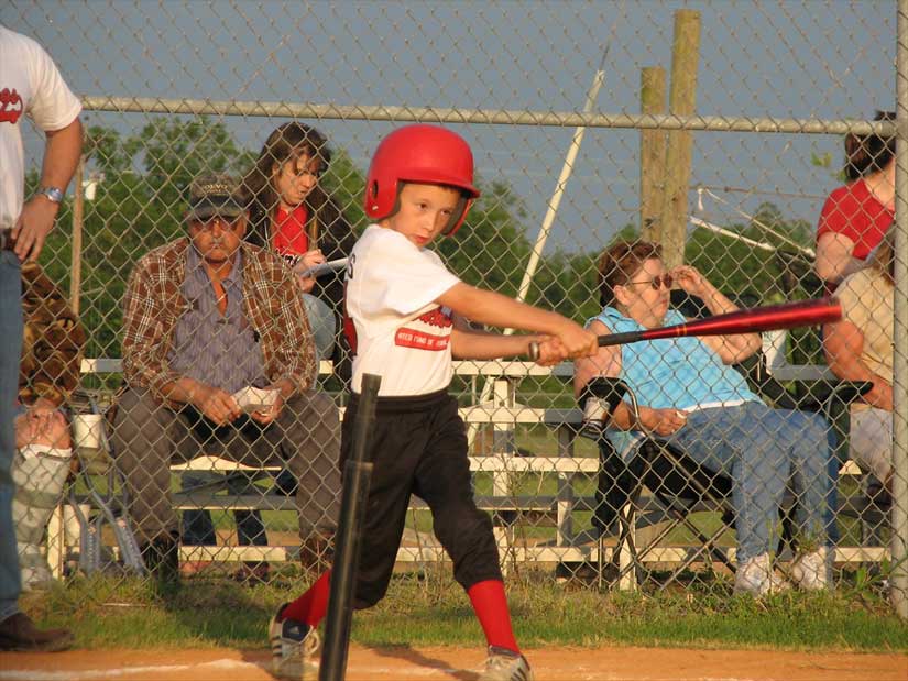 Braxton Edwards gets a hit that puts him on first