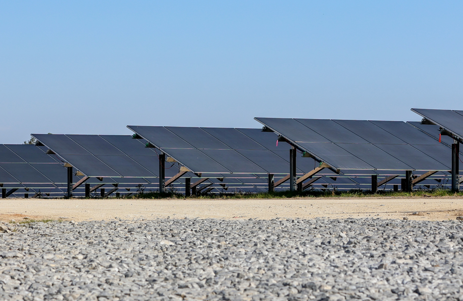 construction-at-halfway-point-on-new-fpl-solar-farm-in-mcdavid-it-s