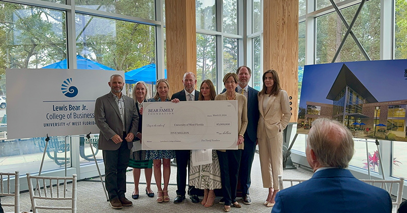 युडब्लुएफले कलेज अफ बिजनेसको नाम राख्न बेयर फेमिली फाउन्डेसनबाट $5 मिलियन उपहारको घोषणा गर्द
